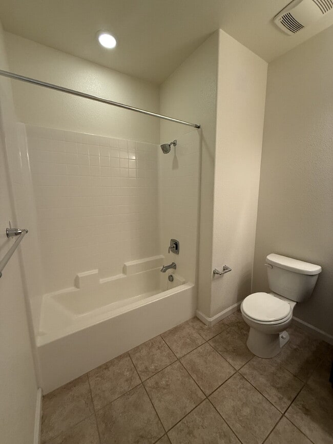 Building Photo - Gorgeous 4 Bed/4 Bath End Unit Condo with ...