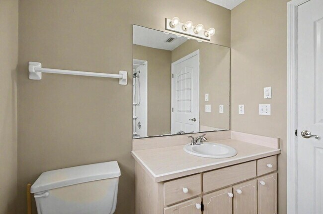 Building Photo - Charming Rental on Quiet Cul-de-Sac!