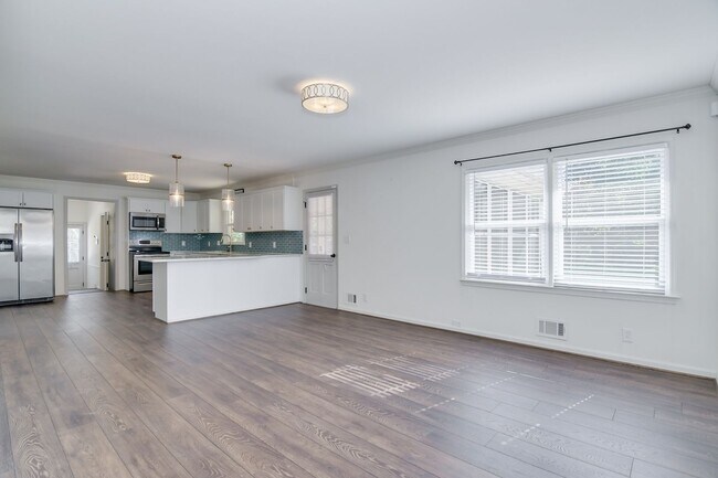 Building Photo - Southern Charm Brick Ranch Home