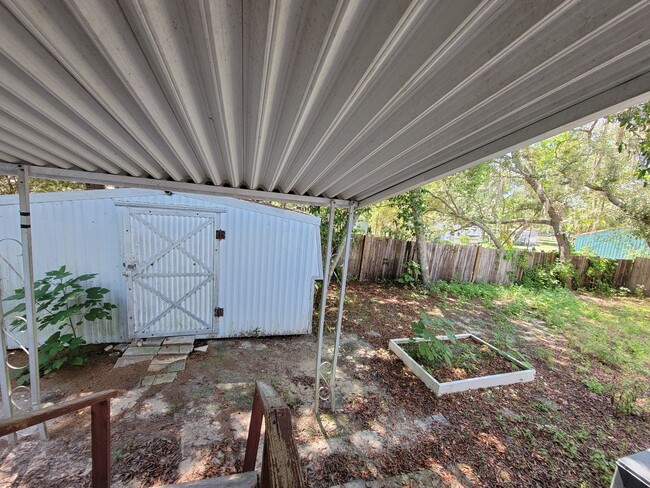 Building Photo - Adorable & Spacious 2/1 in Weeki Wachee!!!