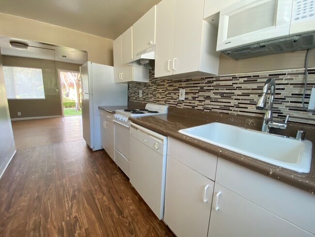 Building Photo - Woodside Place