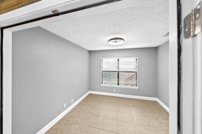 Building Photo - Spacious & Thoughtfully Updated 4-Bedroom ...