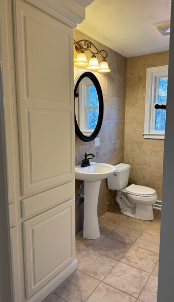 Building Photo - 520 Elm St