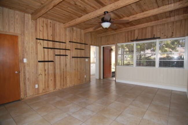 Building Photo - Beautiful Updated Home in Lake Access Community to the Chain of Lakes