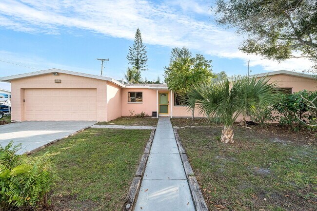 Building Photo - 5 BR/3BA pool home in Merritt Island- NO HOA!