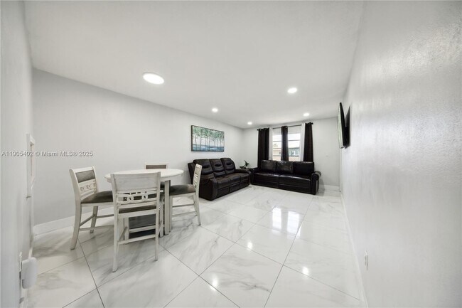 Building Photo - 140 Royal Palm Rd