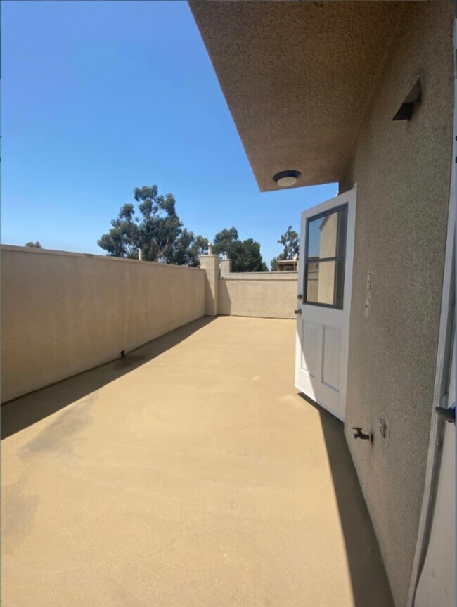 Building Photo - 13022 Riverside Dr