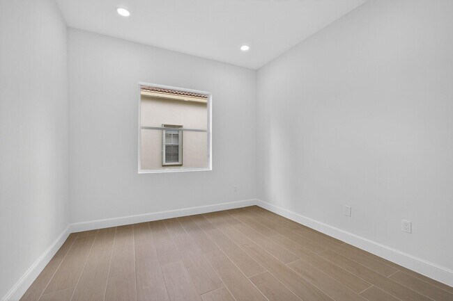 Building Photo - 8873 Via Brilliante