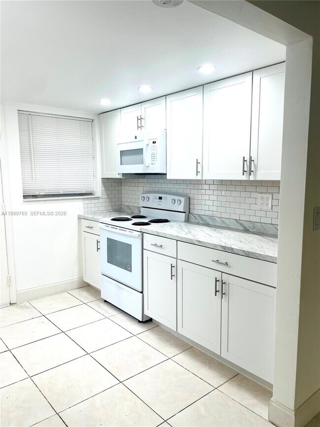 Building Photo - 11840 NE 19th Dr