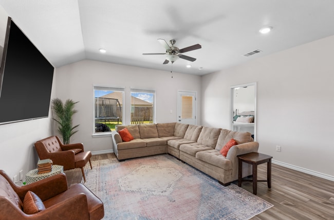 Building Photo - Rental Listing – London ISD