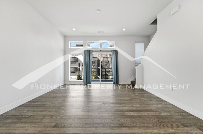 Building Photo - Townhome in the Highlands!