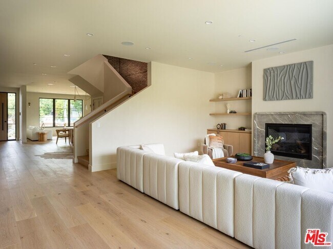 Building Photo - 11748 La Maida St