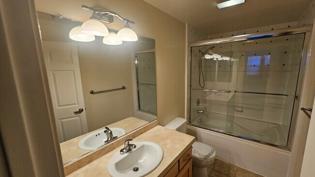 Building Photo - 949 N Croft Ave