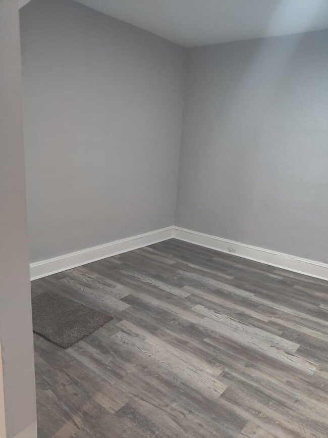 Building Photo - 127 E Coulter St