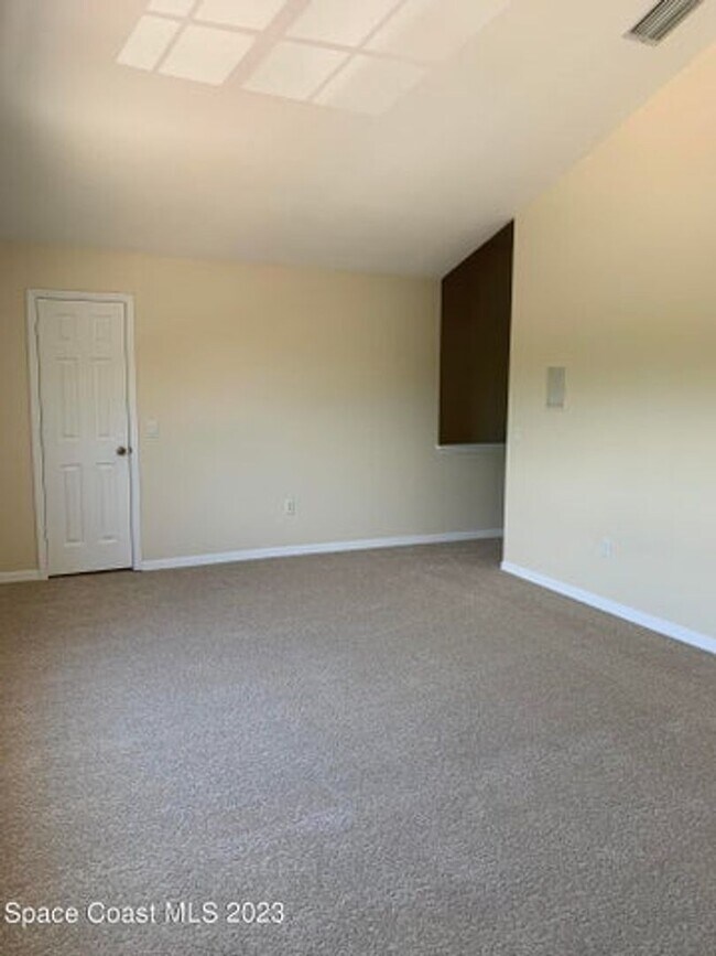 Building Photo - Beautiful Spacious Home