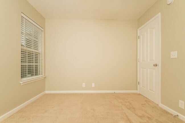 Building Photo - 819 Kanatak Ln