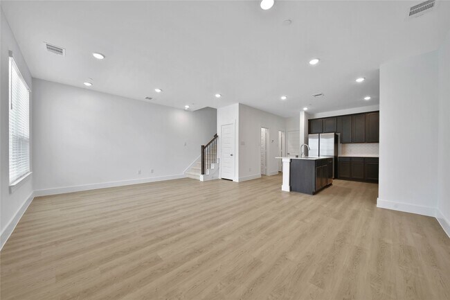 Building Photo - 11915 Carvalho Dr