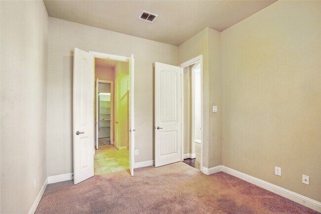 Building Photo - 1001 Vineyard Dr