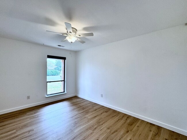 Building Photo - READY NOW!! 4-Bedroom Home in Lake Trant w/Attached Garage! Pet Friendly!