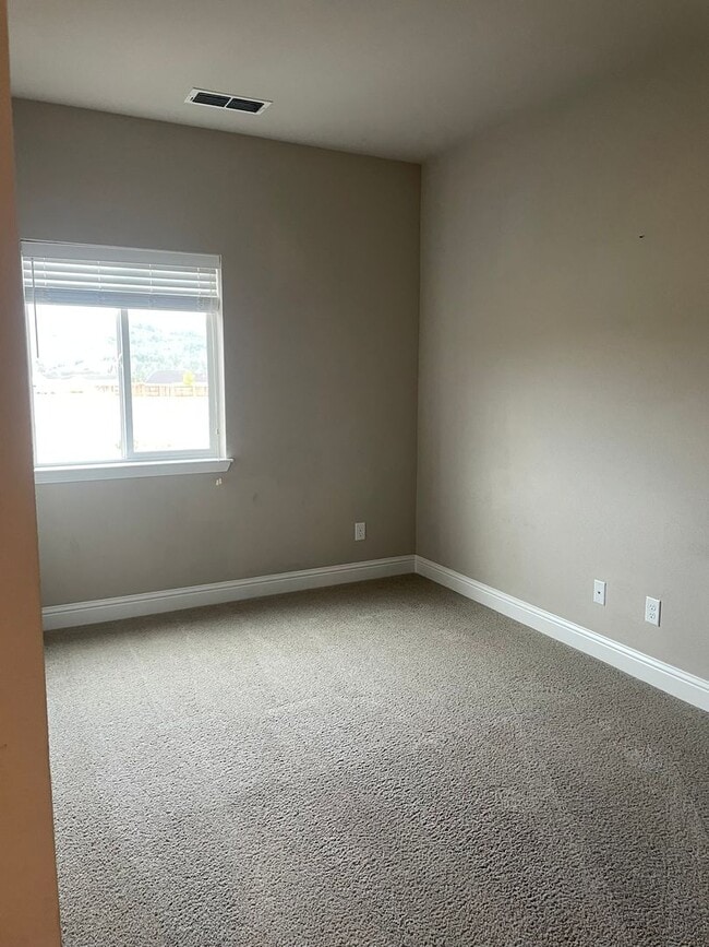 Building Photo - Holiday Move-In Special! $200 OFF 1st MONT...