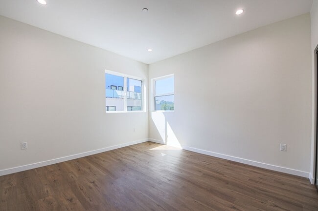 Building Photo - Ultra-Luxury Brand New 2 bed/2.5 bath and ...