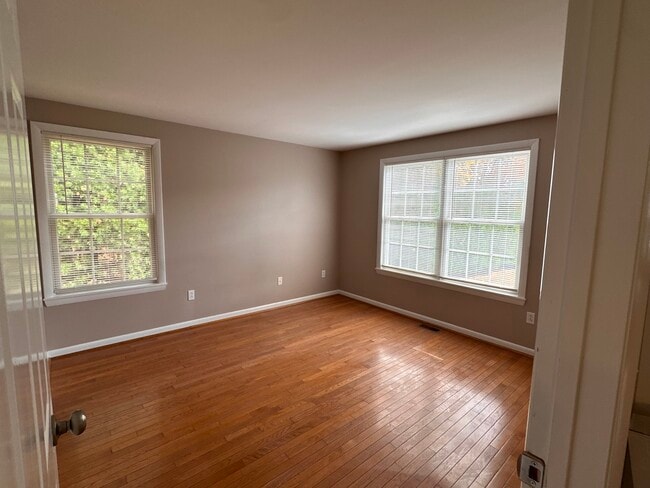 Building Photo - 3 Parkwood Dr