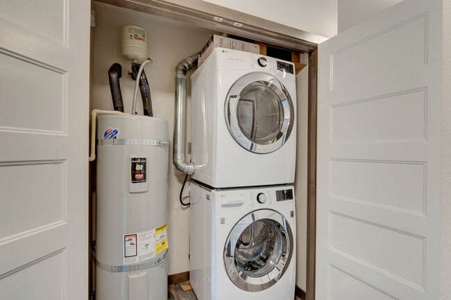 Building Photo - 2 bed 2 Bath Pet Friendly Condo in Summerw...