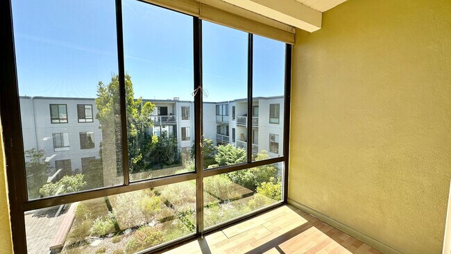 Building Photo - Exceptionally Remodeled Top-Floor Bright Studio