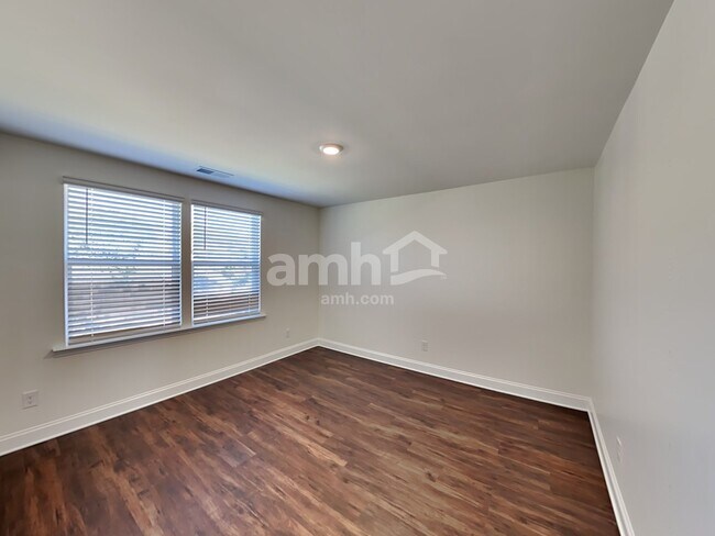 Building Photo - 561 Rivermist Dr