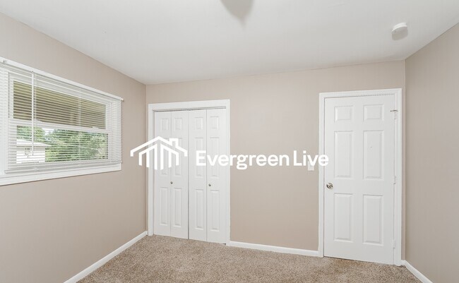 Building Photo - 913 27th Ave NE