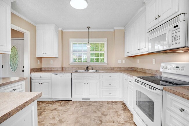 Building Photo - *DETACHED GARAGE/WORKSHOP!* Gorgeous home on HUGE acre lot in Princeton