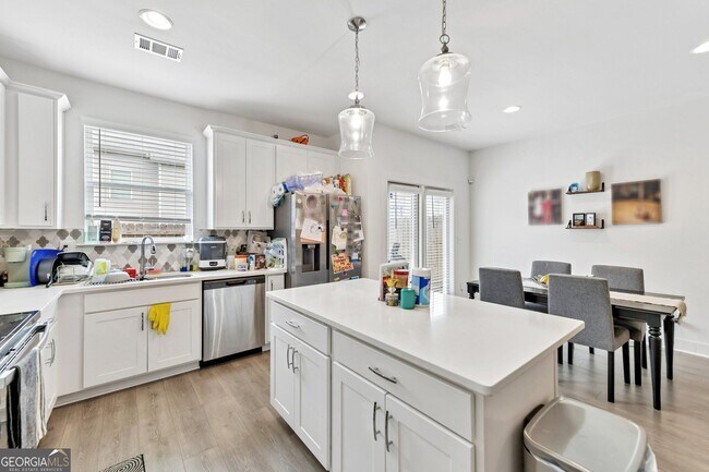 Building Photo - 5811 Calle Vis Dr