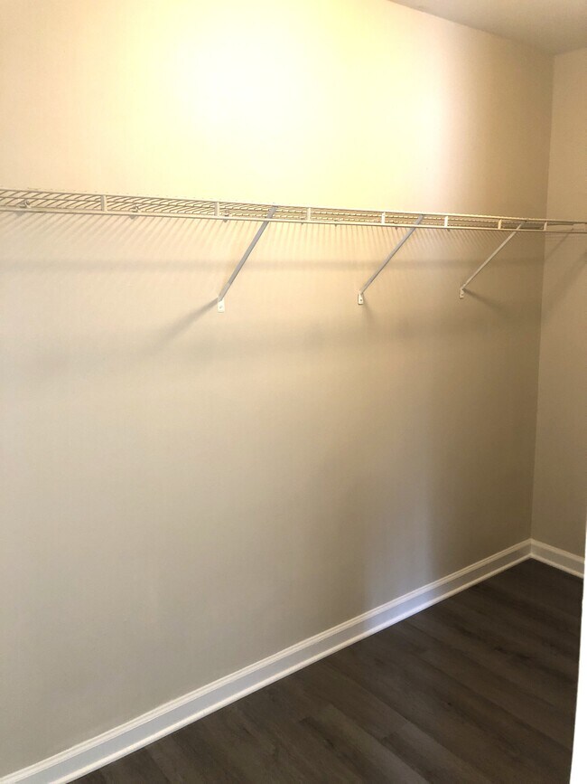 Building Photo - 1001 Meadow View Dr