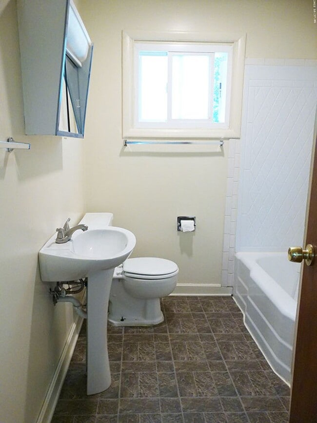 Building Photo - Bright  Second Floor Flat Across from Barr...