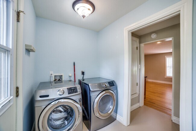 Building Photo - CASTLE HILLS FAMILY HOME