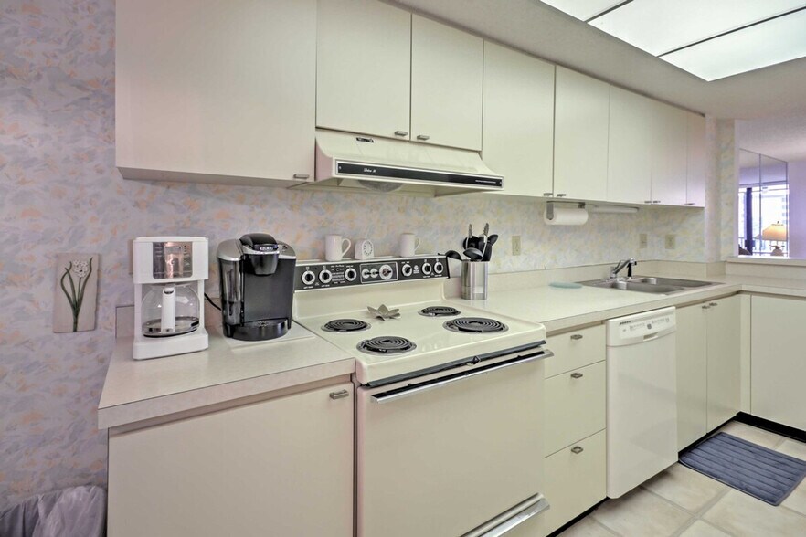 Building Photo - 5760 Midnight Pass Rd