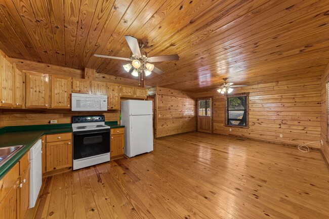 Building Photo - Hill Country Retreat