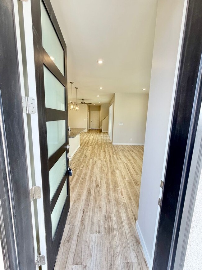 Building Photo - Beautiful 3 Bedroom Home In Desert Color!