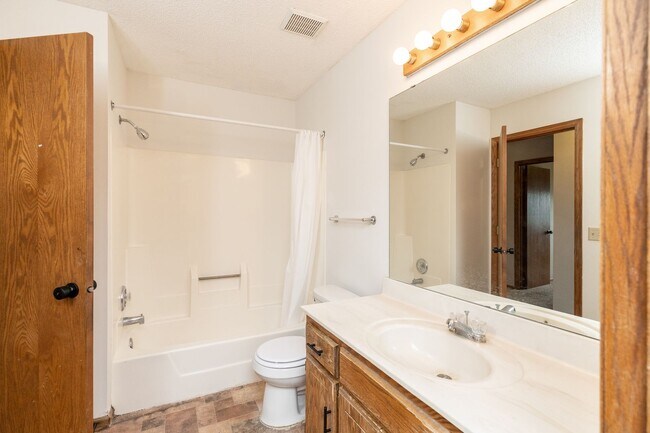 Building Photo - Lovely 3 Bedroom 2 Bath Townhome in Apple ...