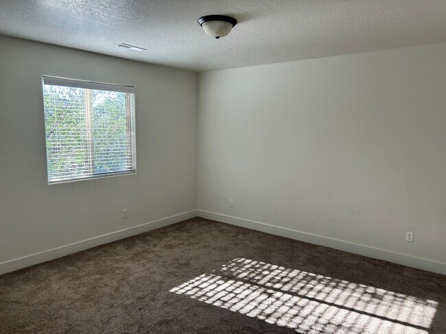 Building Photo - Dog Friendly 4 Bedroom Townhome. $200 First Full Month's Rent!