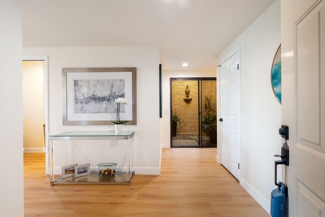 Building Photo - 54 Maximo Way