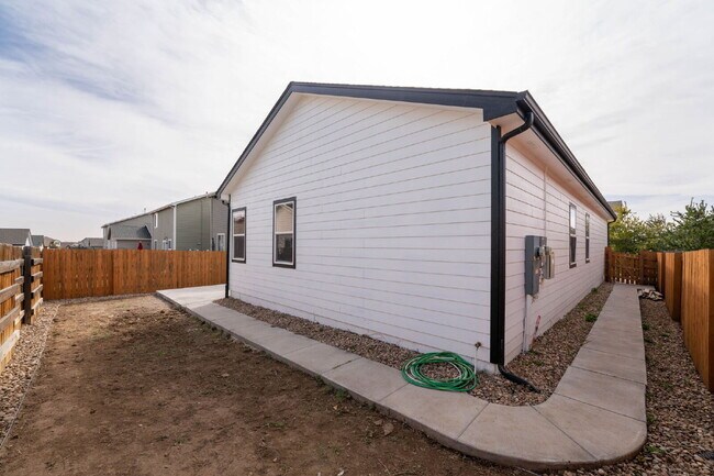 Building Photo - 575 Solano Dr