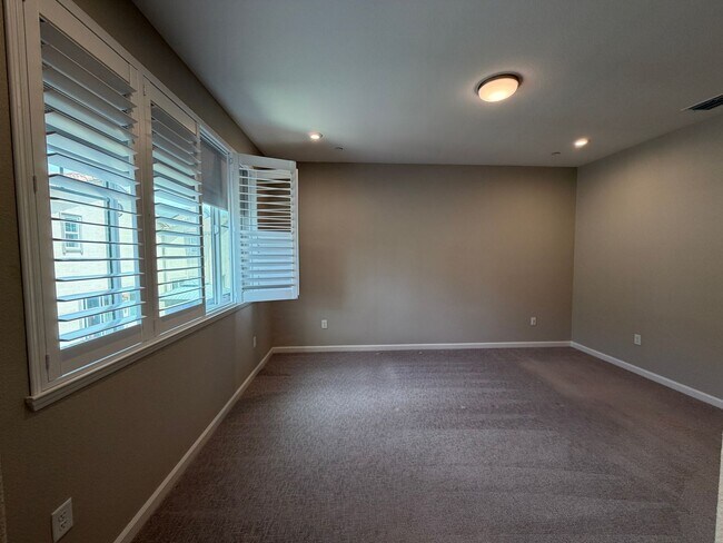 Building Photo - 700 Apricot Cir