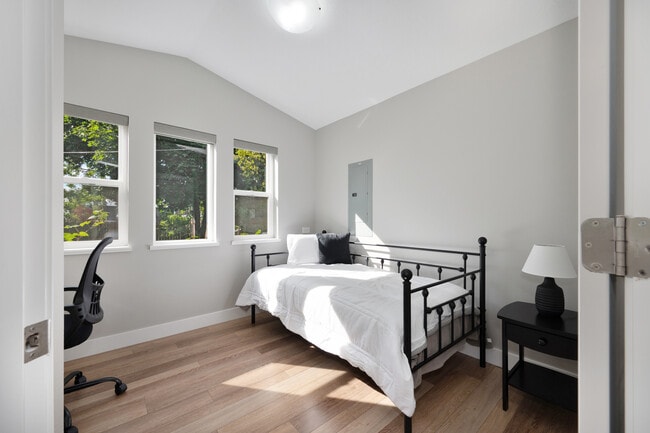 Building Photo - 841 N 5th St