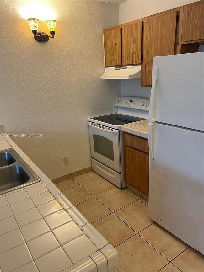 Building Photo - 2401 Riverside Dr