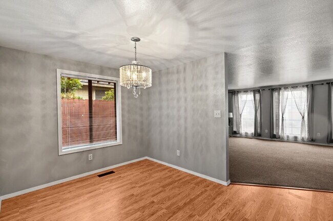 Building Photo - 2360 Temple Dr