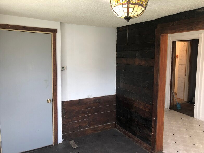 Rear entryway (enclosed porch) - 14607 Hoyne Ave