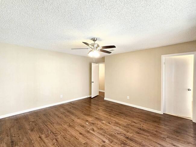 Building Photo - 16635 Neumann Dr