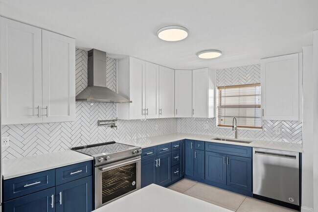 Building Photo - 3051 NE 48th St