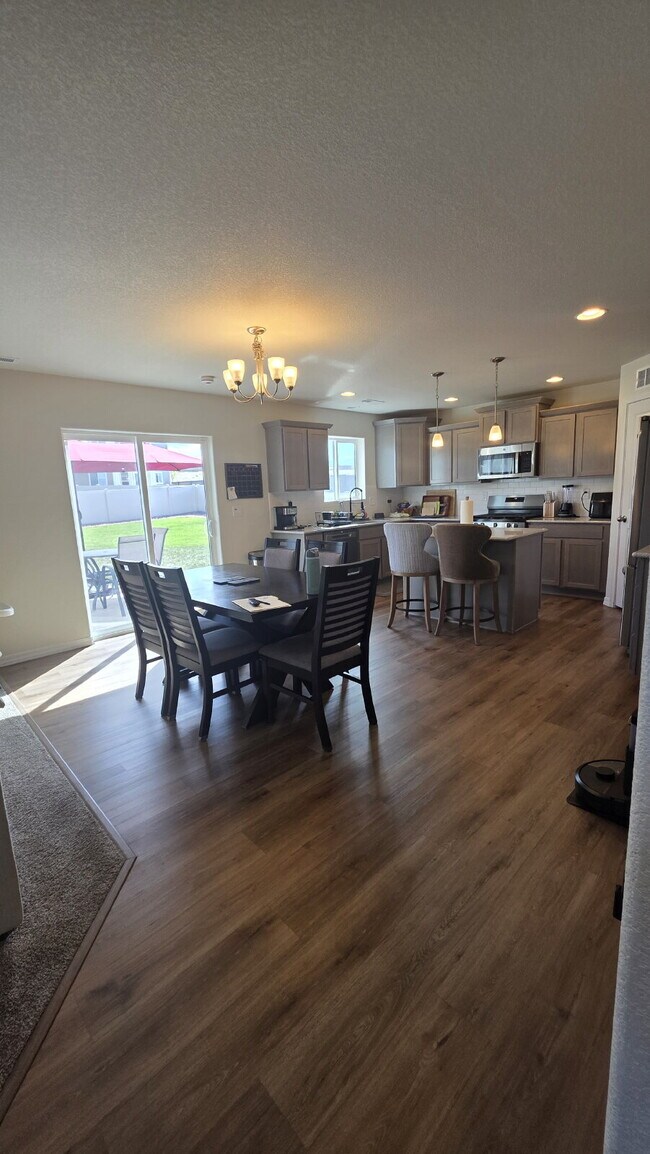 Building Photo - Beautiful 4BR 2.5 bath Home in Bradley Heights near Military bases